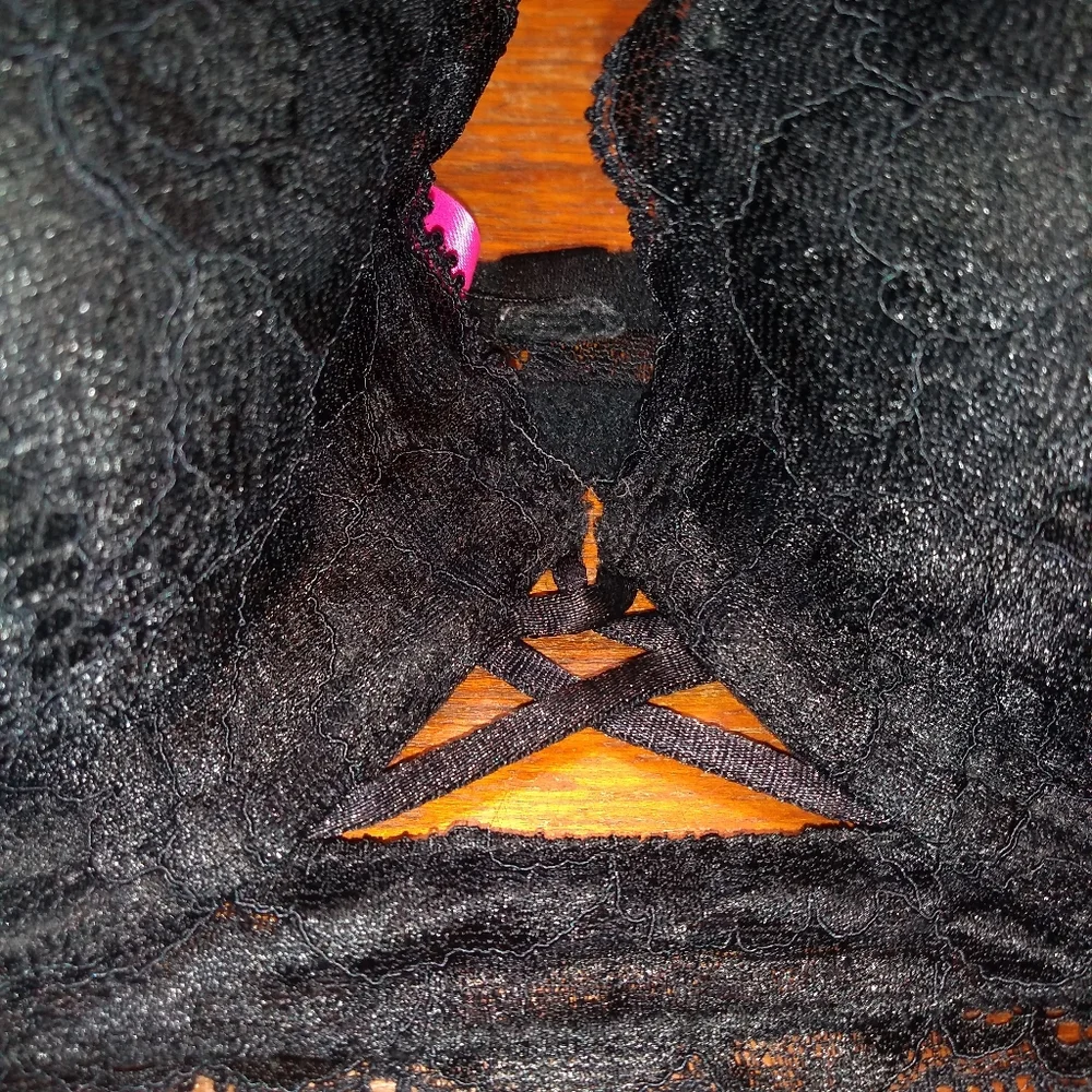 La Senza 2-Piece Black Lace Bra (34D) & Garter Belt, Medium - Picture 3 of 14